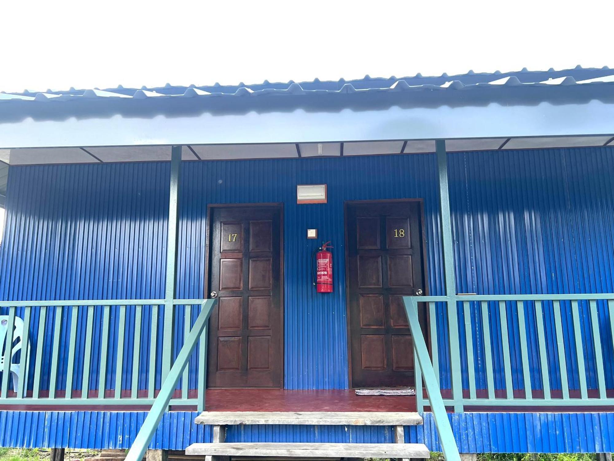 Sukau Backpackers Bed & Breakfast Экстерьер фото