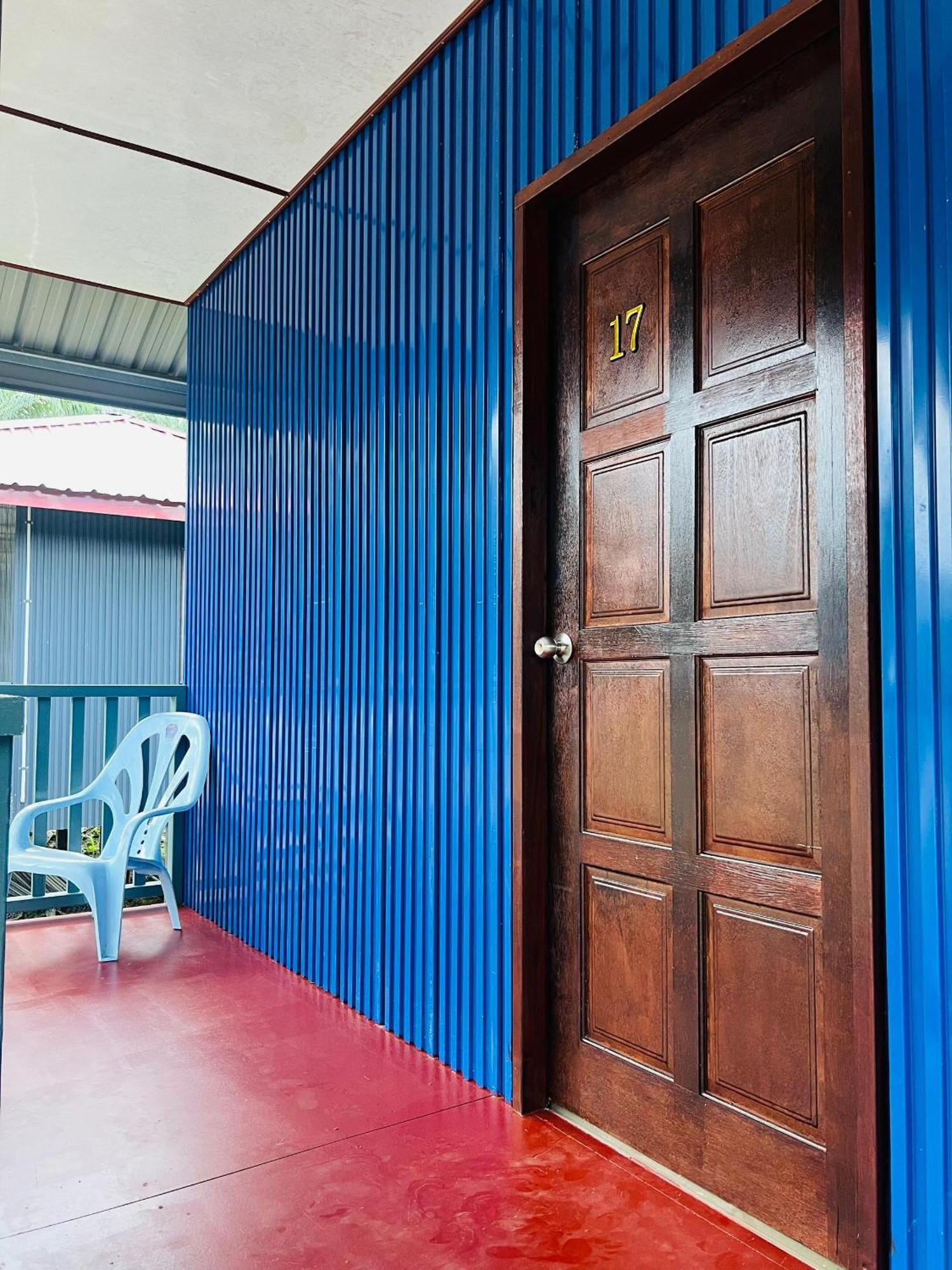 Sukau Backpackers Bed & Breakfast Экстерьер фото