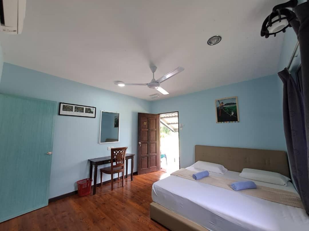 Sukau Backpackers Bed & Breakfast Экстерьер фото
