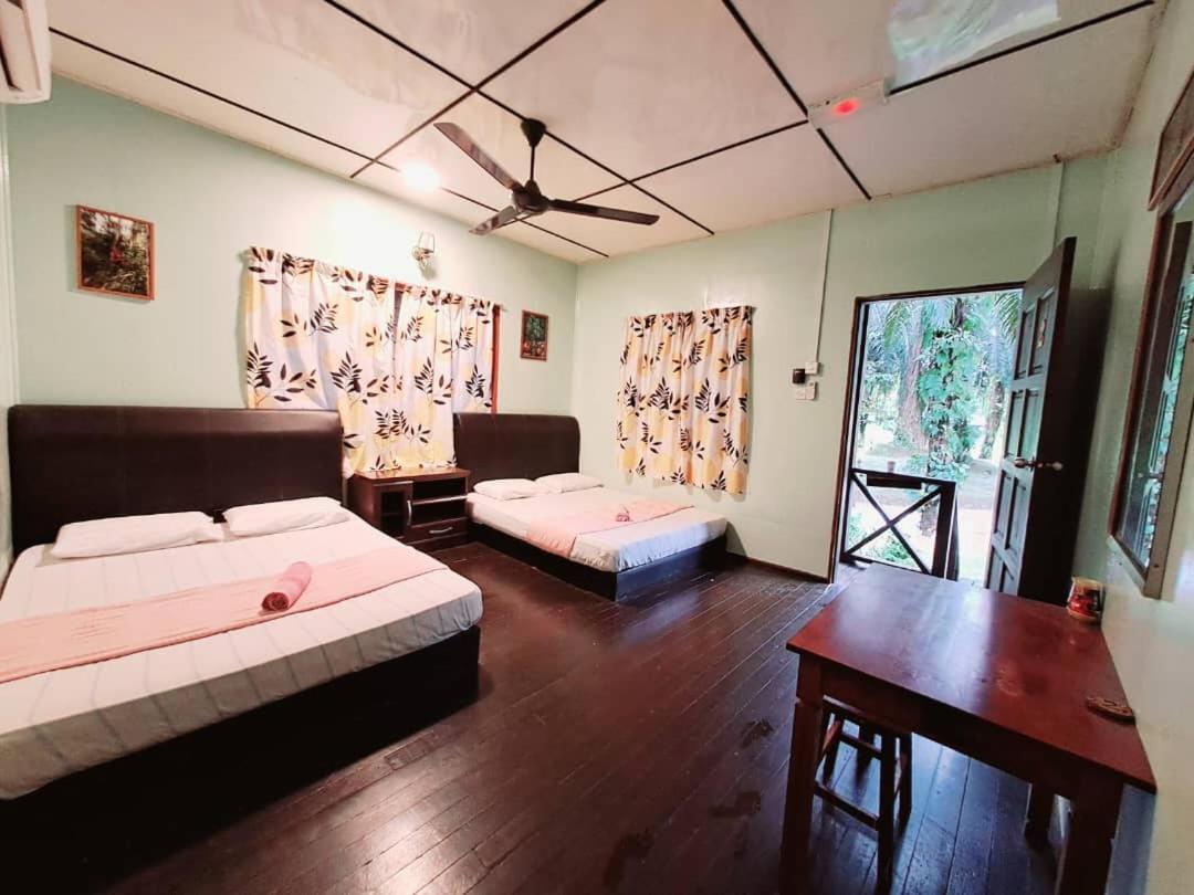 Sukau Backpackers Bed & Breakfast Экстерьер фото