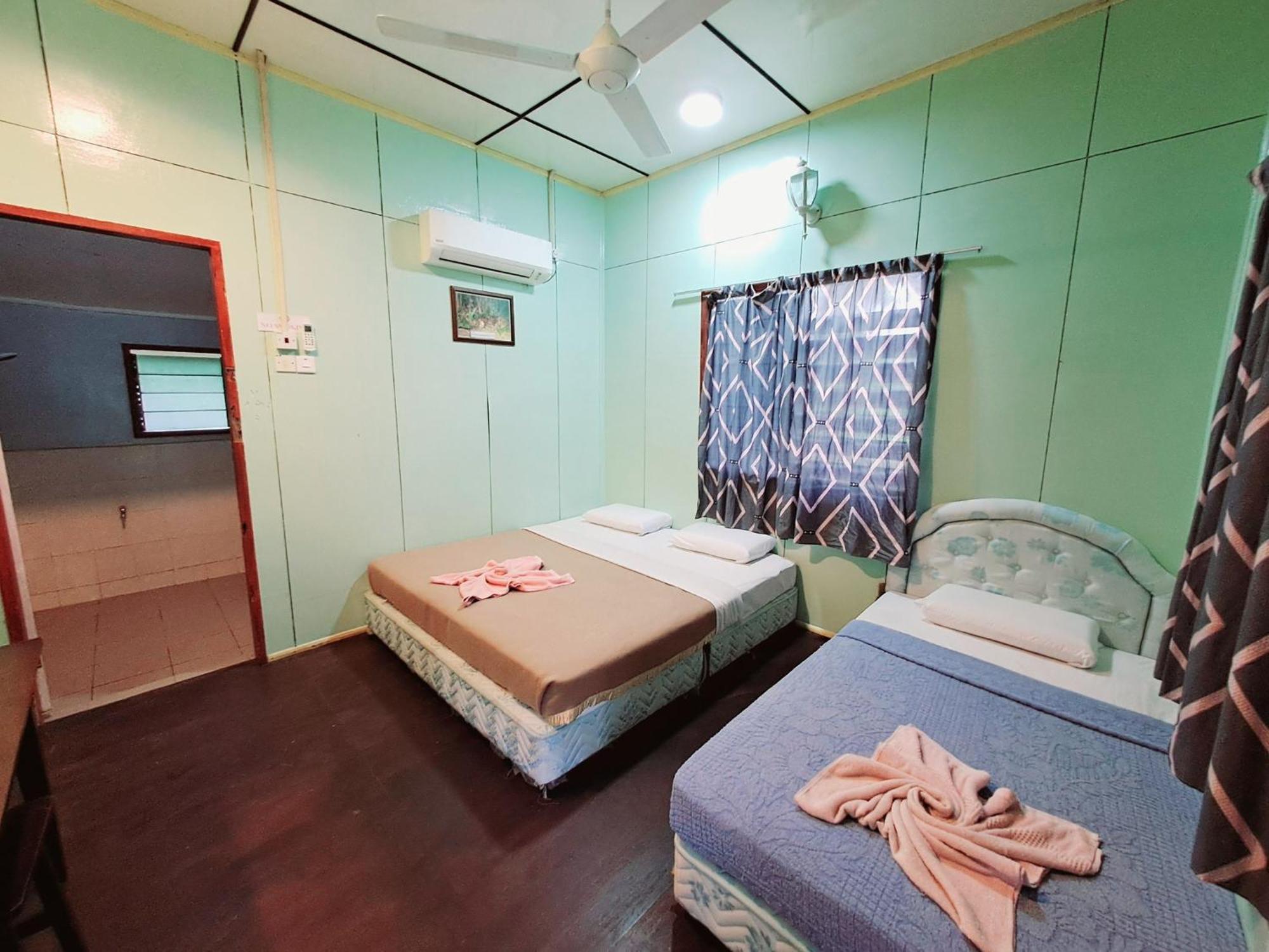 Sukau Backpackers Bed & Breakfast Экстерьер фото