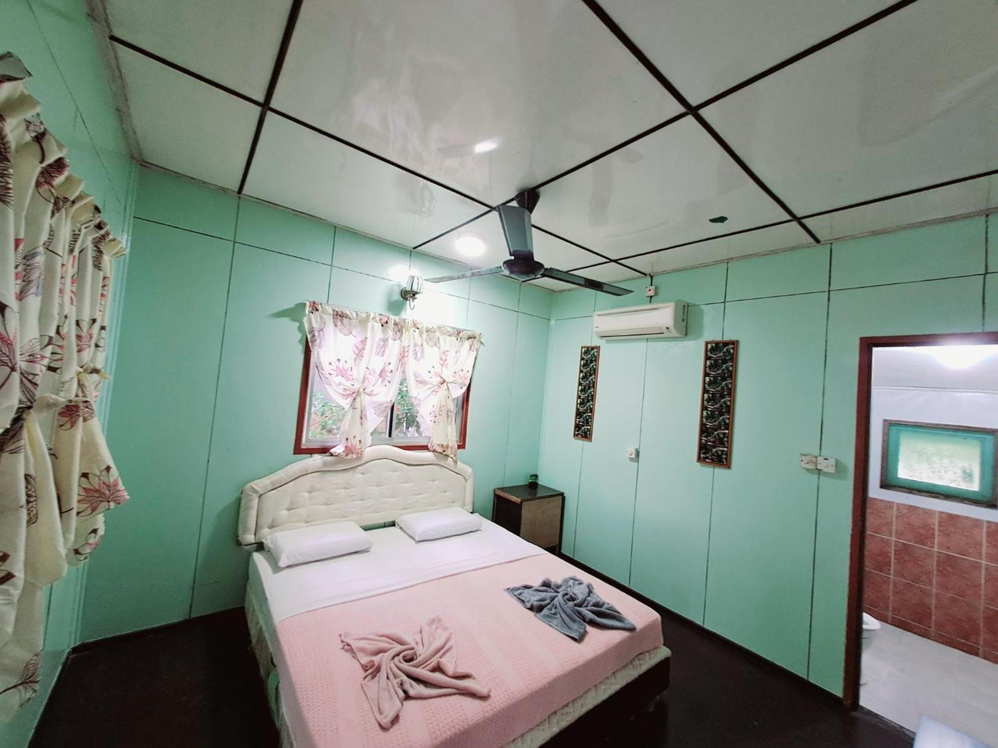 Sukau Backpackers Bed & Breakfast Экстерьер фото